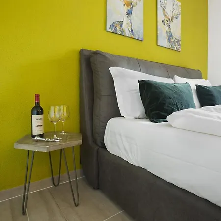 Monolocale Con Terrazzo Vista Via Cassarinetta 7 By Lr Apartment Lugano